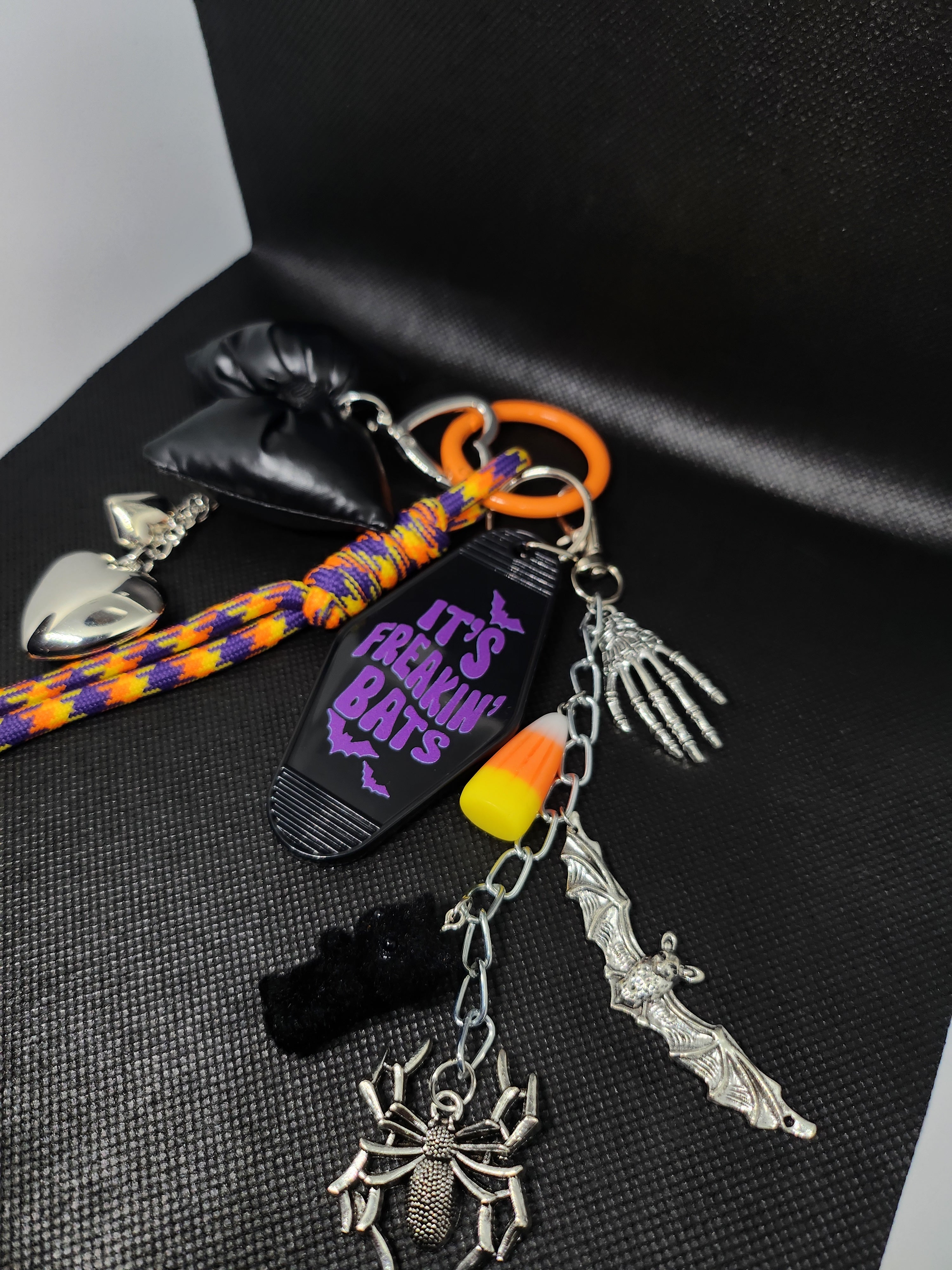 🦇 “Freakin’ Bats” Charm Keychain 🎃